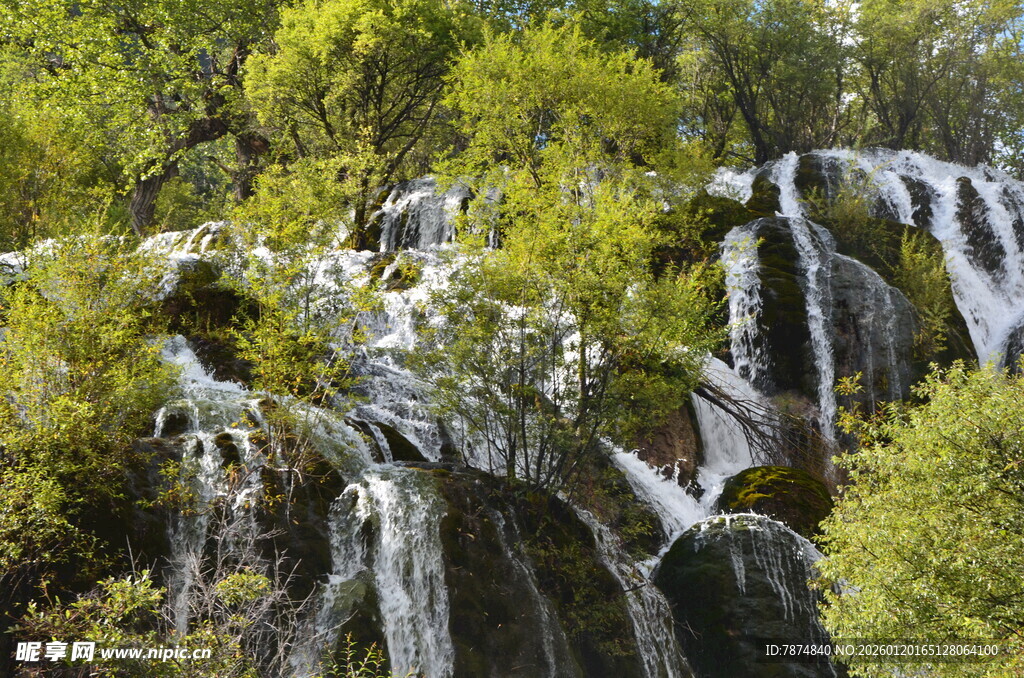 山林间的壮美瀑布景观