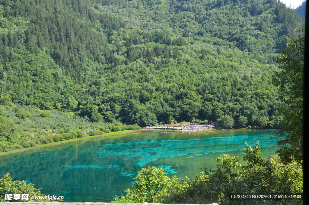翠绿山林间的幽蓝湖泊