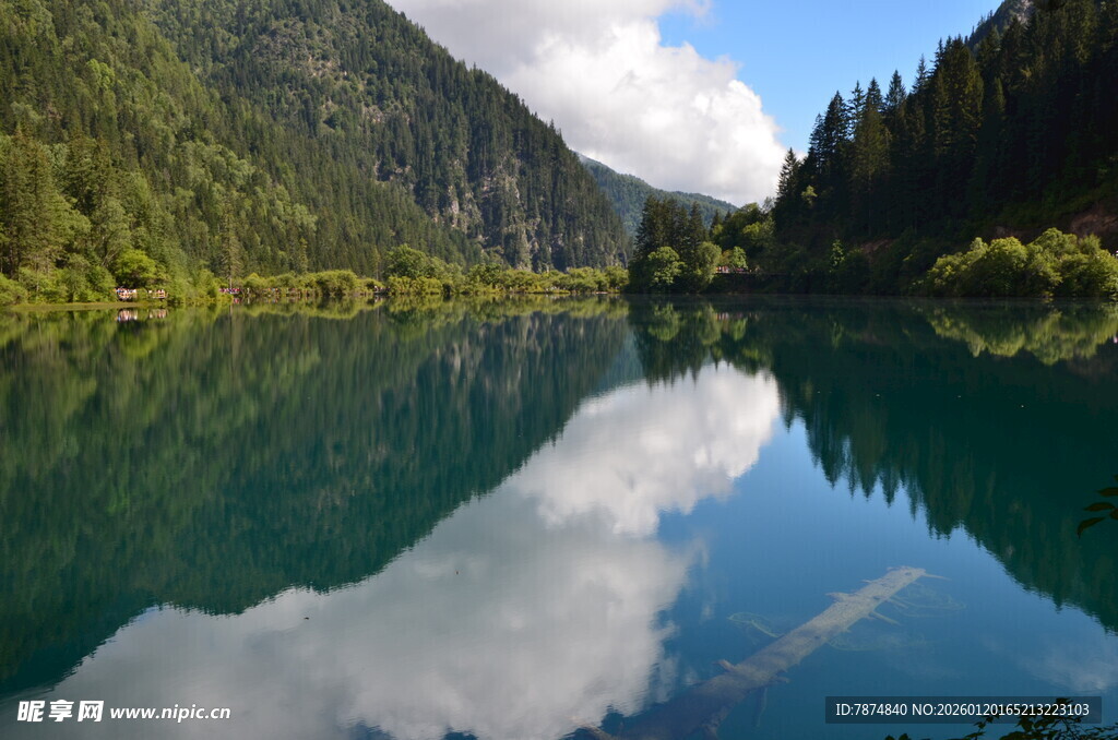 静谧山水湖景 映蓝天白云