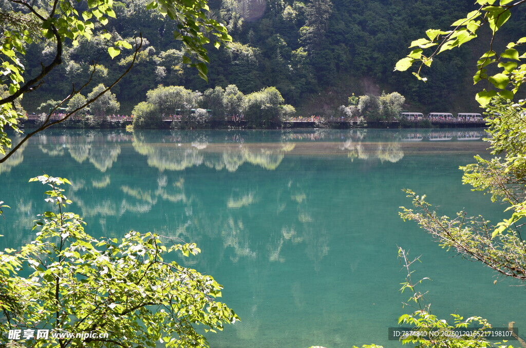 青山绿水间的静谧湖泊