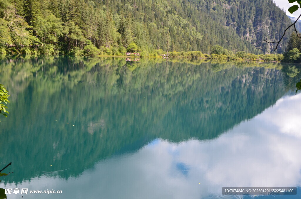 青山绿水间的静谧幽蓝湖泊