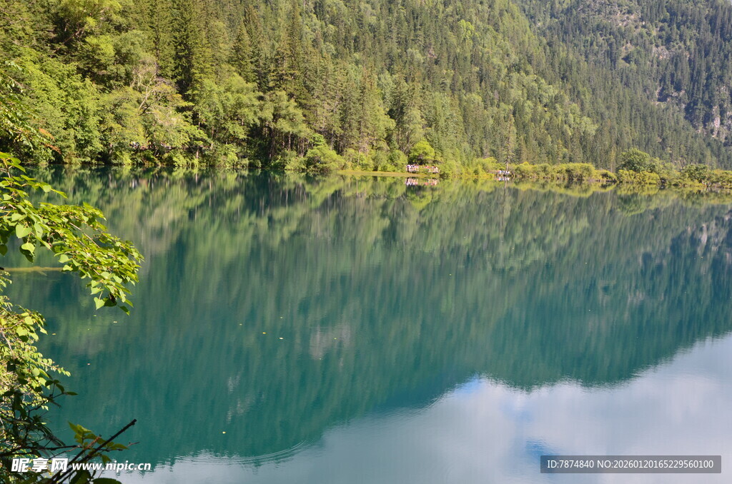 青山绿水间的静谧湖泊