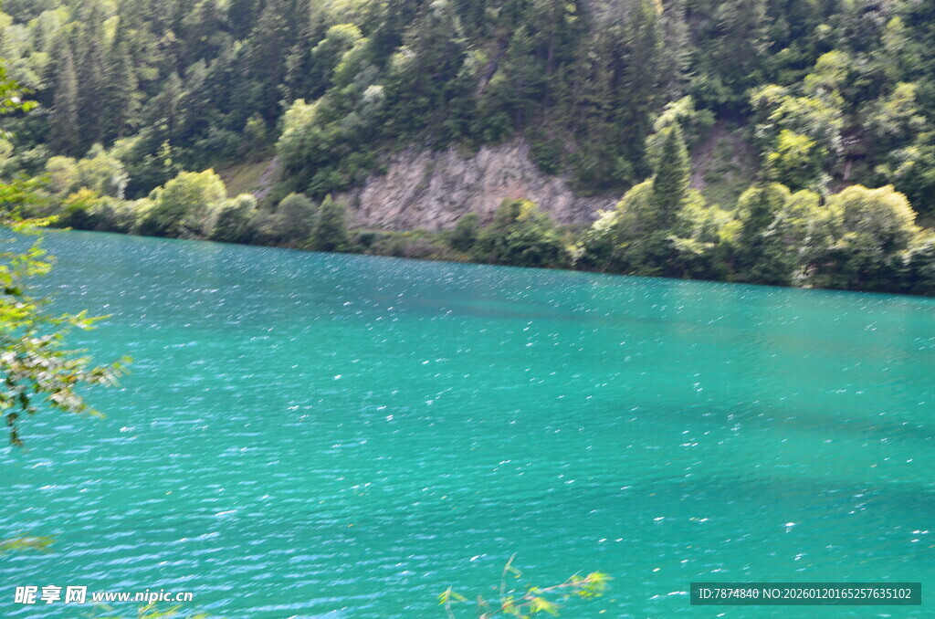 碧绿湖水与葱郁山林美景