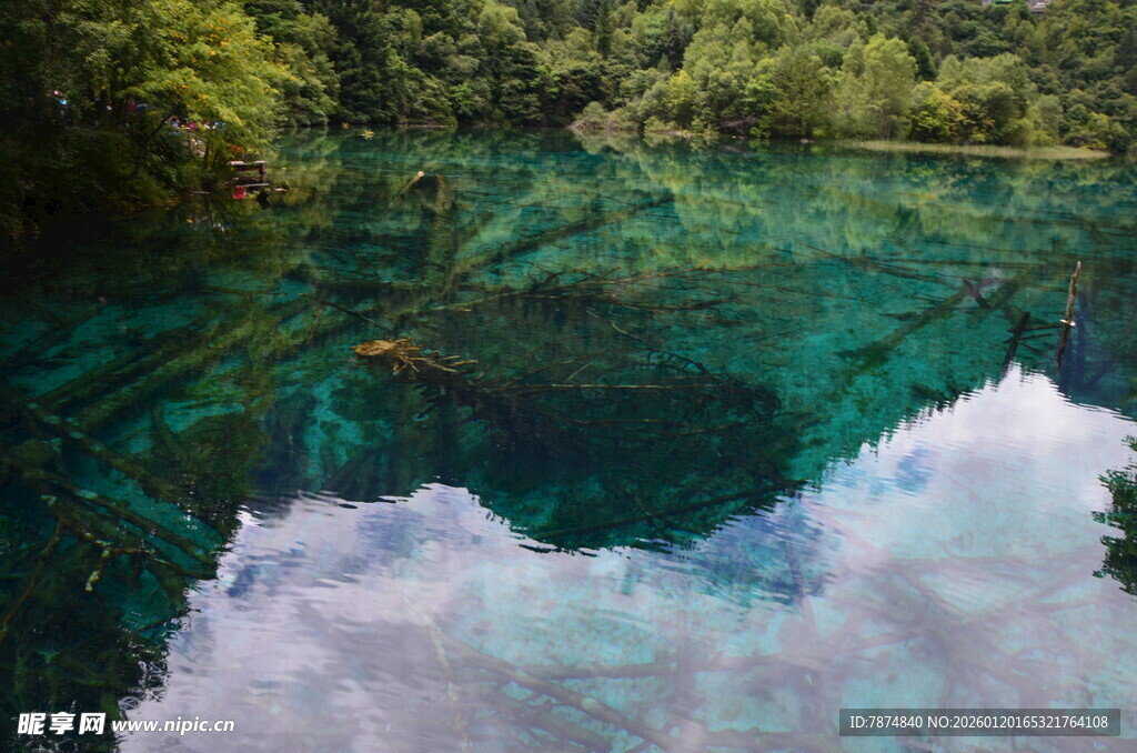 清澈如镜的幽美山间湖泊