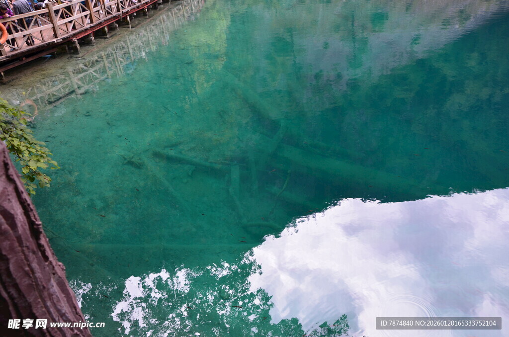 清澈湖水与蓝天白云美景