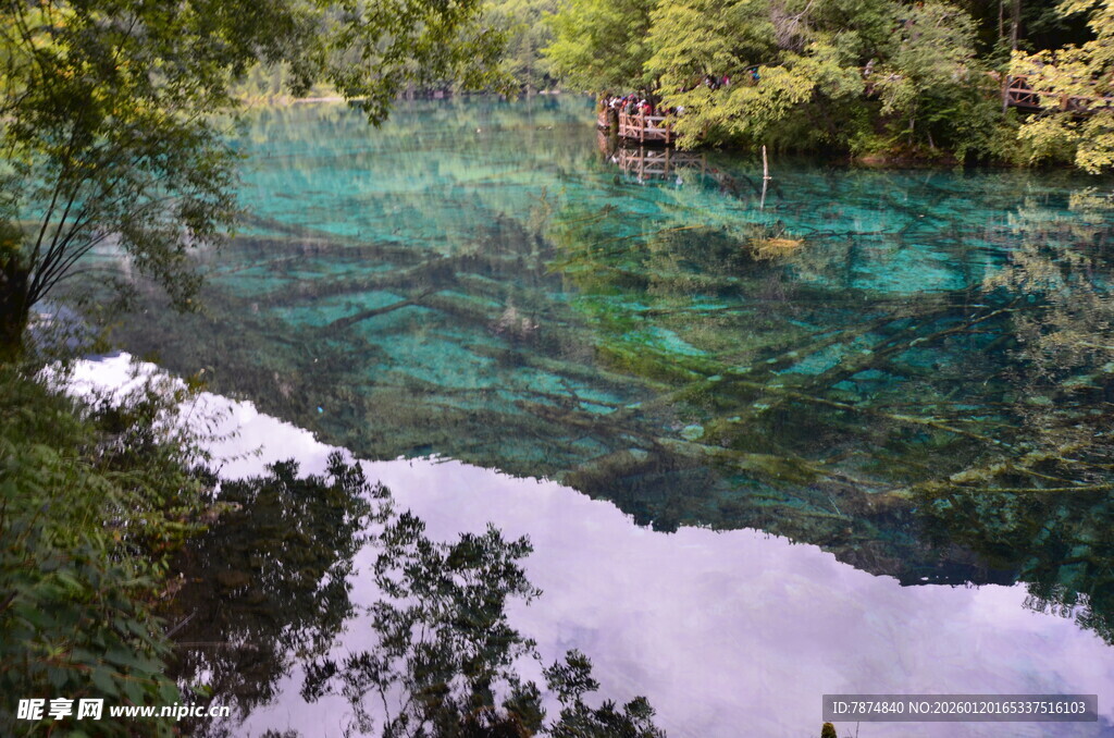 清澈碧绿的山间幽美湖泊