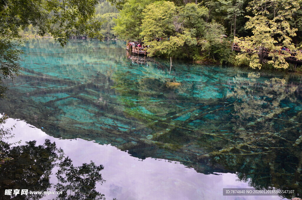 清澈湖景中的静谧小船