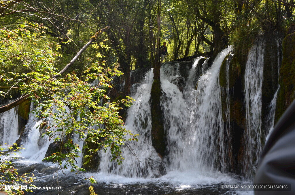 山林间的壮美瀑布景观