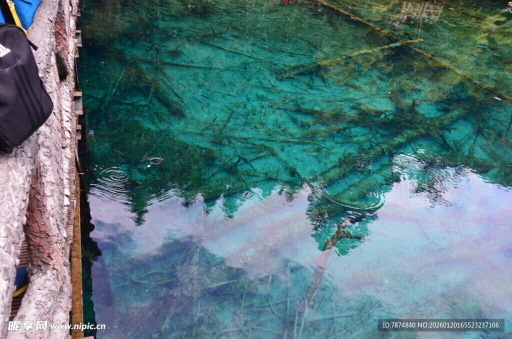 清澈见底的碧绿湖水