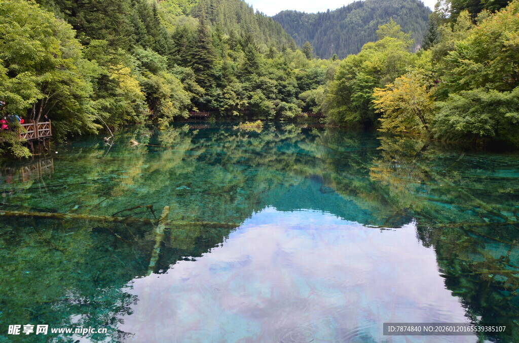 清澈碧绿的山间幽美湖泊