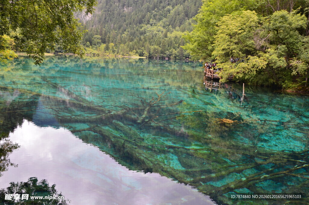 梦幻清澈的山间碧绿湖水