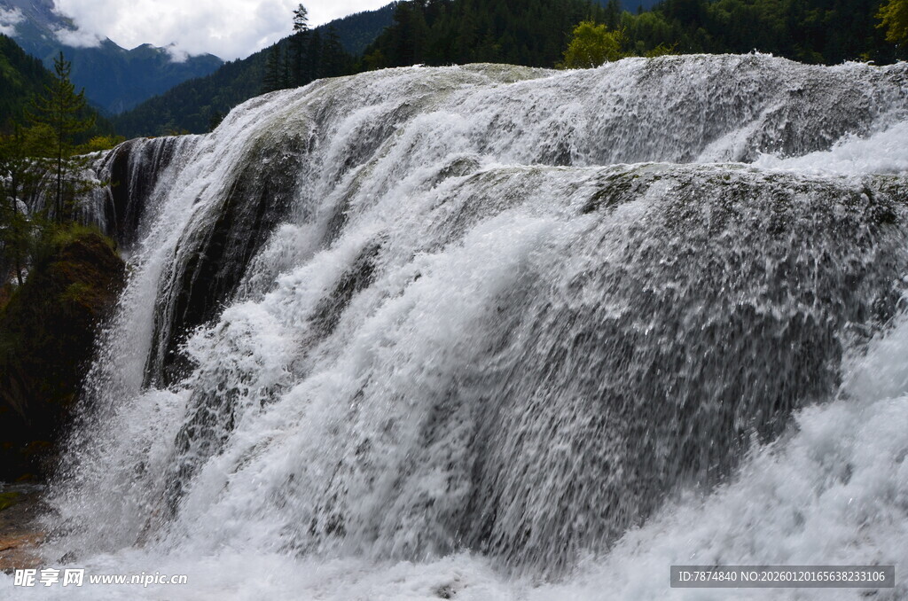壮观瀑布景观
