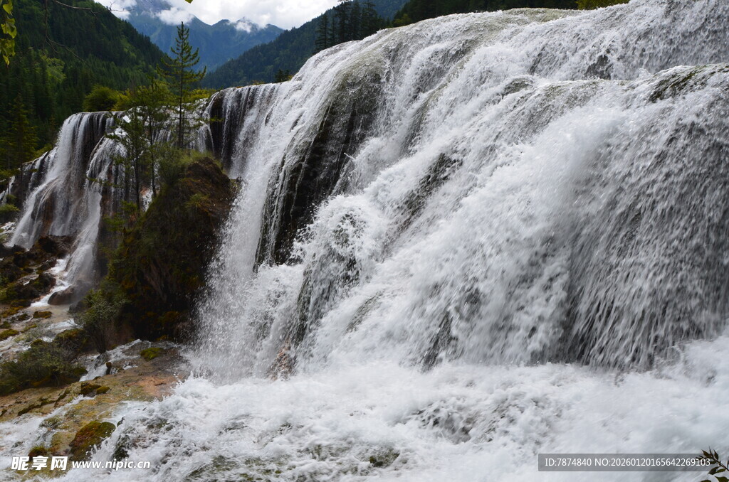 山间壮丽瀑布景观