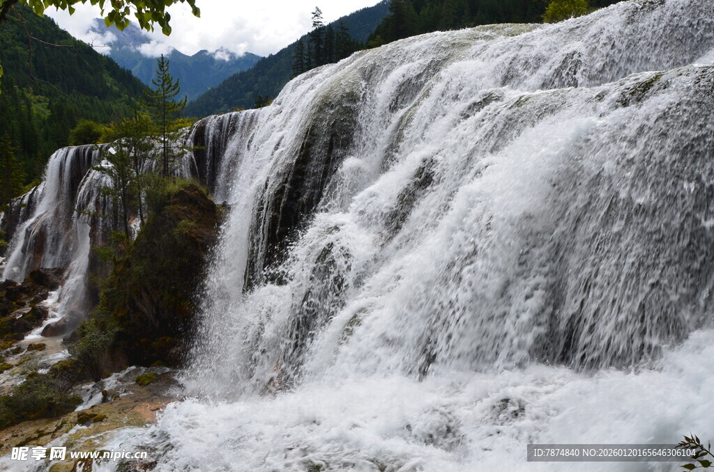 山间壮丽瀑布景观