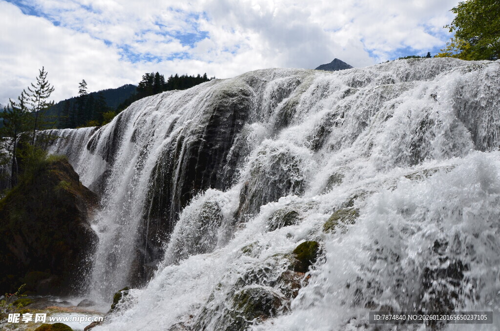 壮观瀑布倾泻于山野