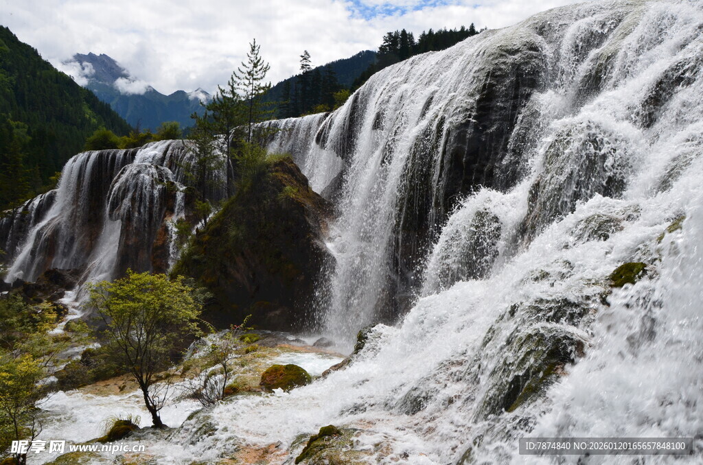 山间气势磅礴的壮丽瀑布