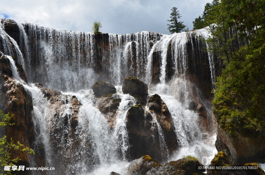 壮观山间瀑布景观