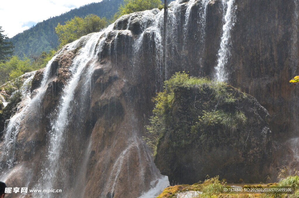 壮观山间瀑布景观