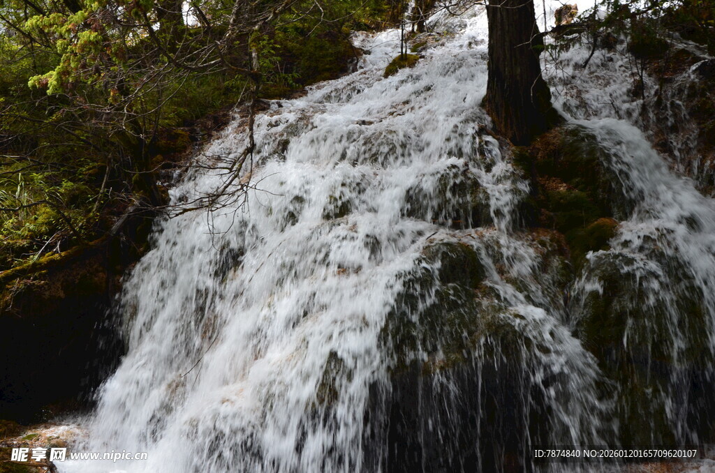 山间瀑布流水美景