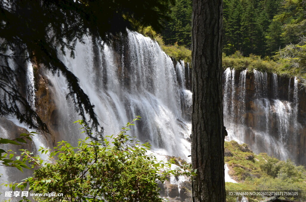 山林间的壮观瀑布景观