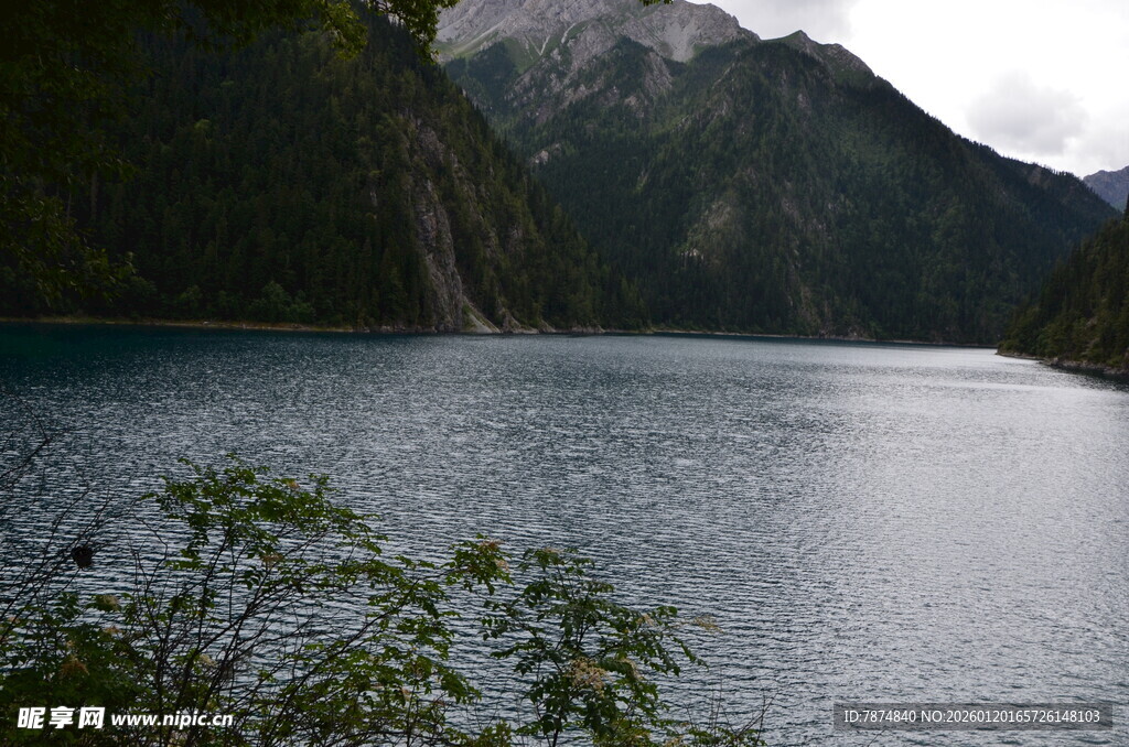 山间静谧湖泊美景