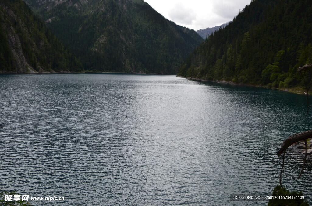 山间静谧湖泊美景
