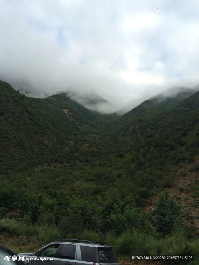 山间云雾缭绕的自然景致