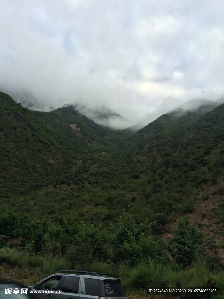 山间云雾缭绕的绿色景致