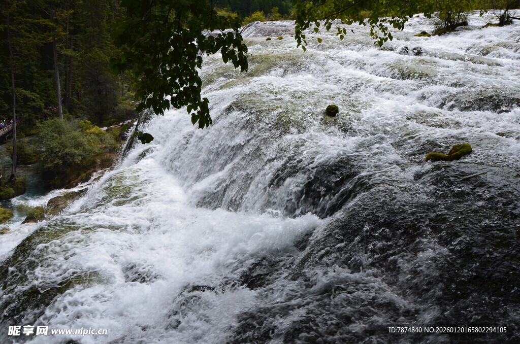 山间湍急溪流瀑布景观