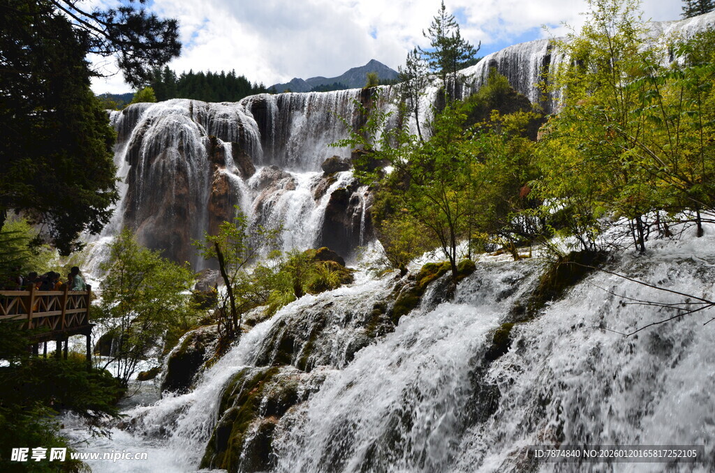 壮观秀丽的自然瀑布景观
