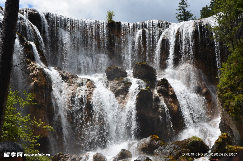 壮观山间瀑布景观