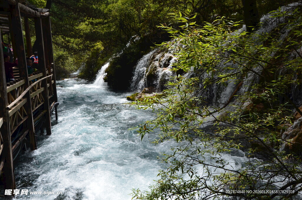 山间木桥旁湍急溪流