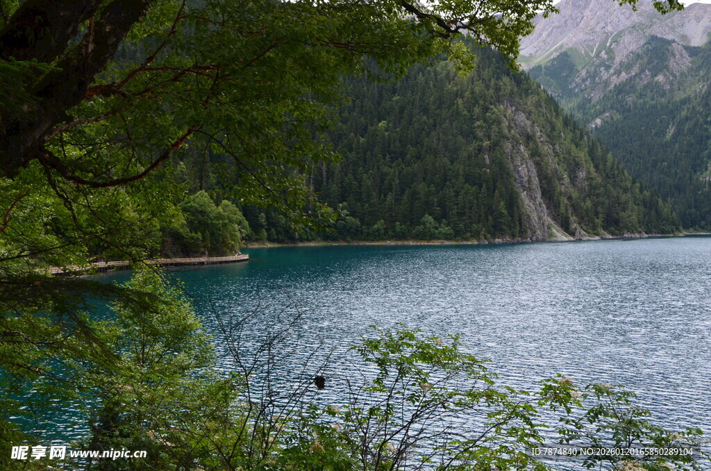 山间幽蓝湖泊美景