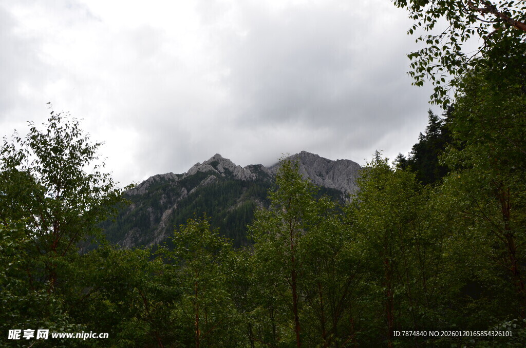 山林间的朦胧山峦