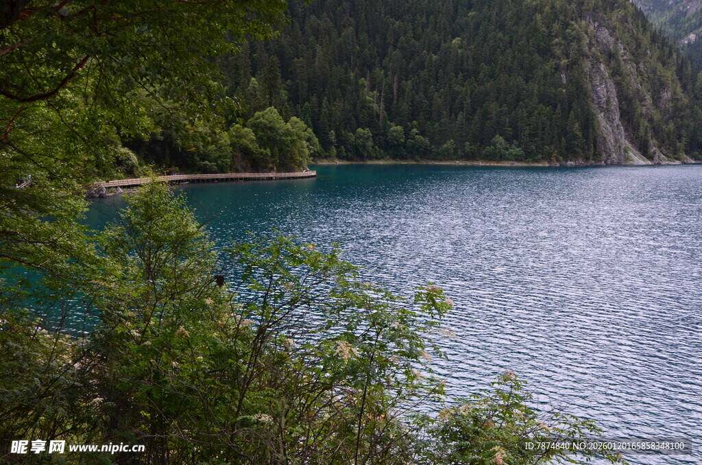 山间幽蓝湖水风景如画