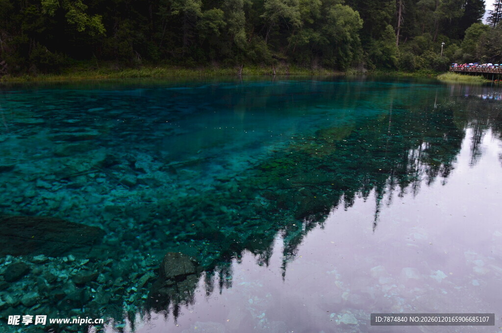 清澈幽蓝的山间静谧湖水