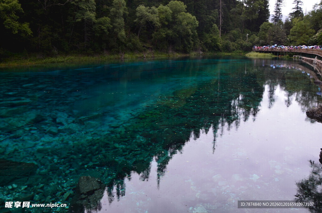清澈幽蓝的山间湖泊