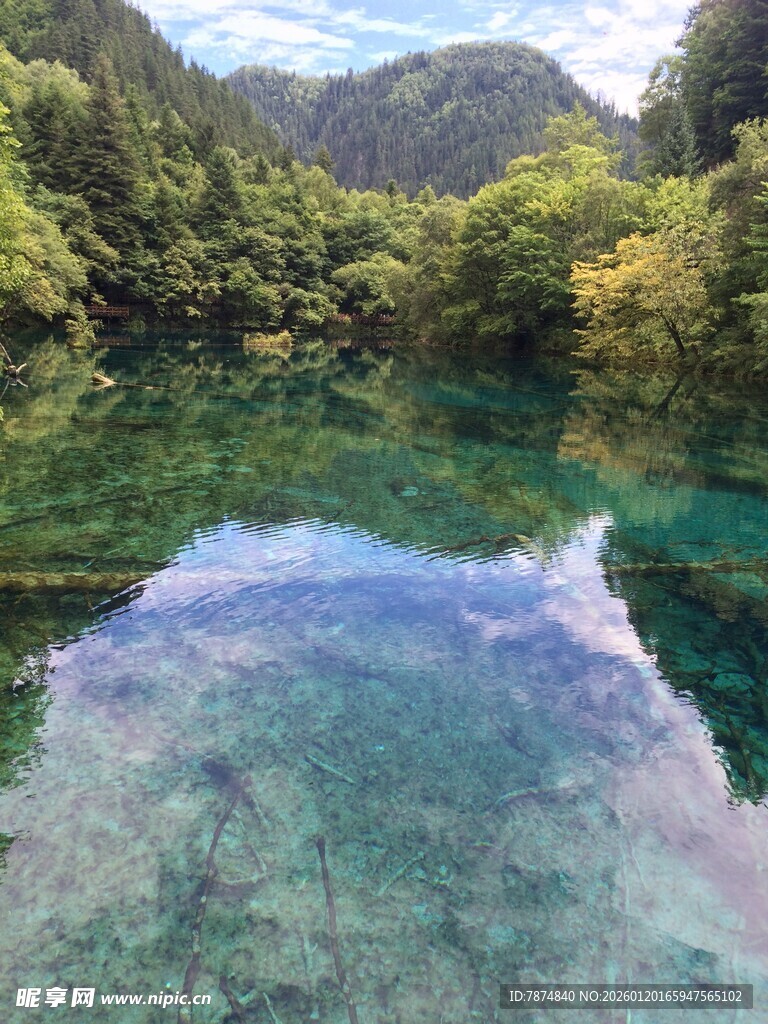九寨沟清澈碧绿的湖水