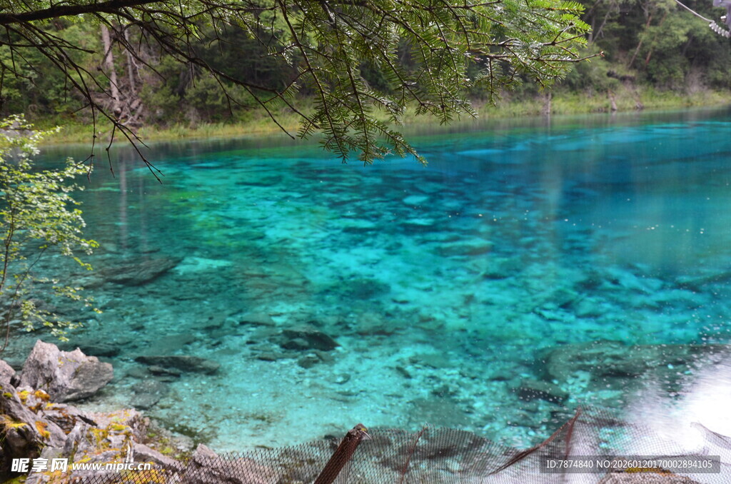 清澈蓝绿色的山间幽潭