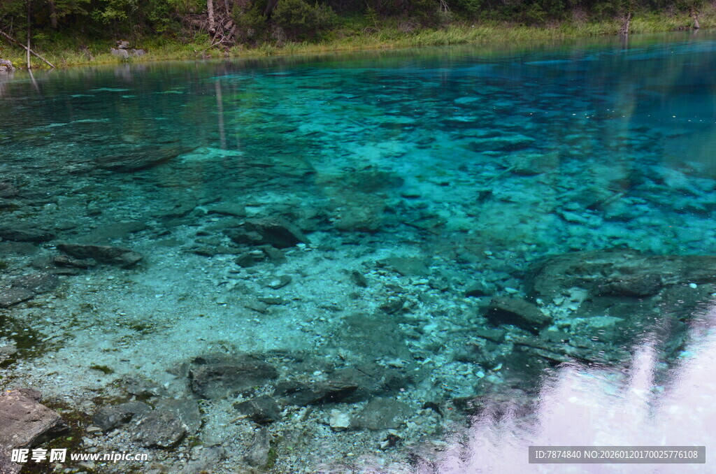 清澈见底的幽蓝湖水
