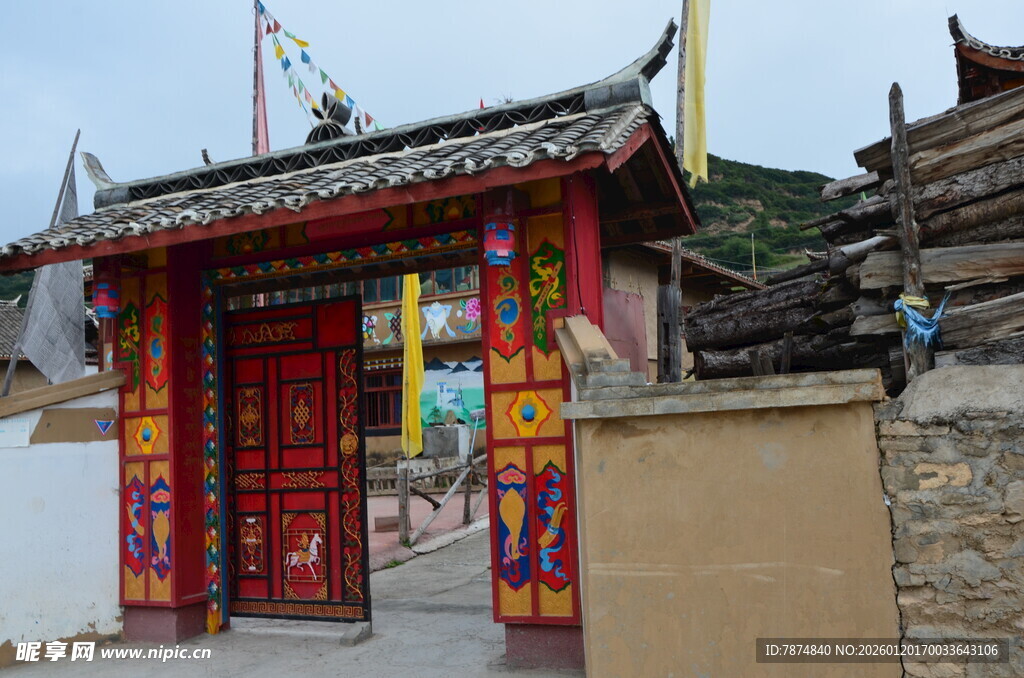 传统中式彩绘门楼