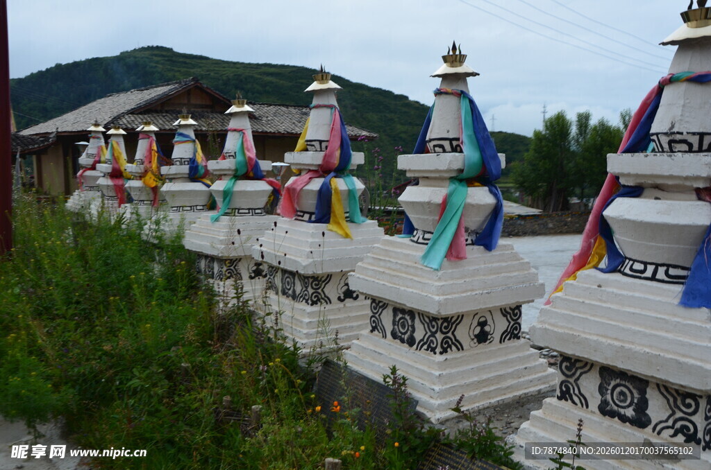 藏式白塔与五彩经幡景观