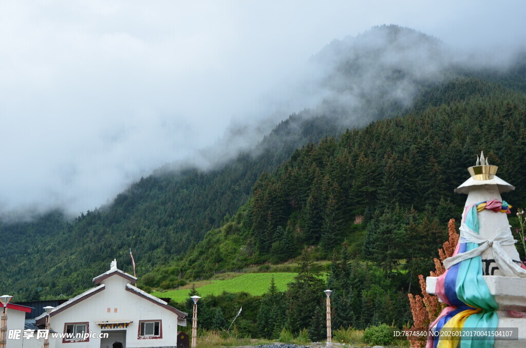 山间多彩建筑与云雾美景