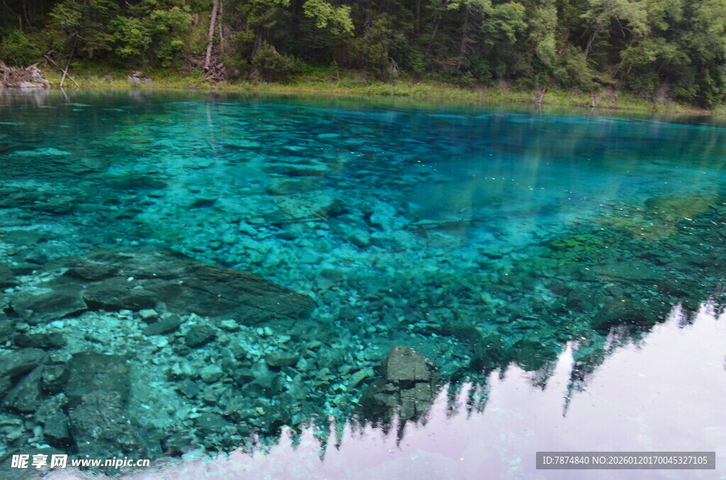 清澈蓝绿湖水自然美景