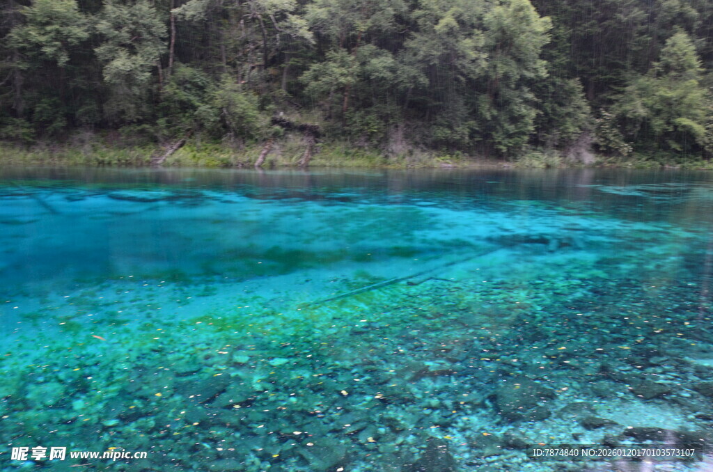 梦幻蓝绿清澈湖水景观