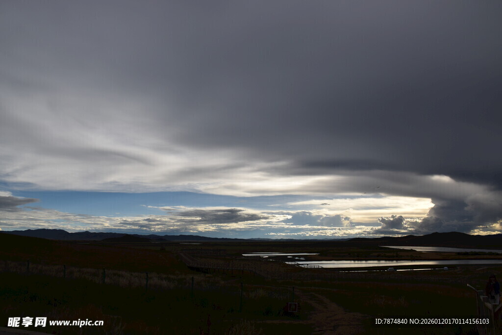 乌云笼罩下的宁静湖景
