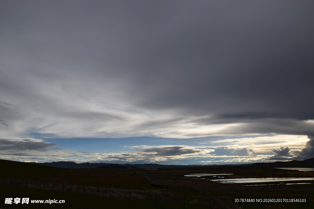 乌云笼罩下的旷野景观