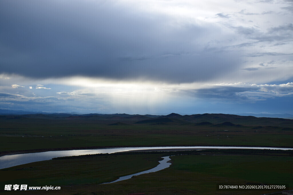 草原河流上的壮丽云景