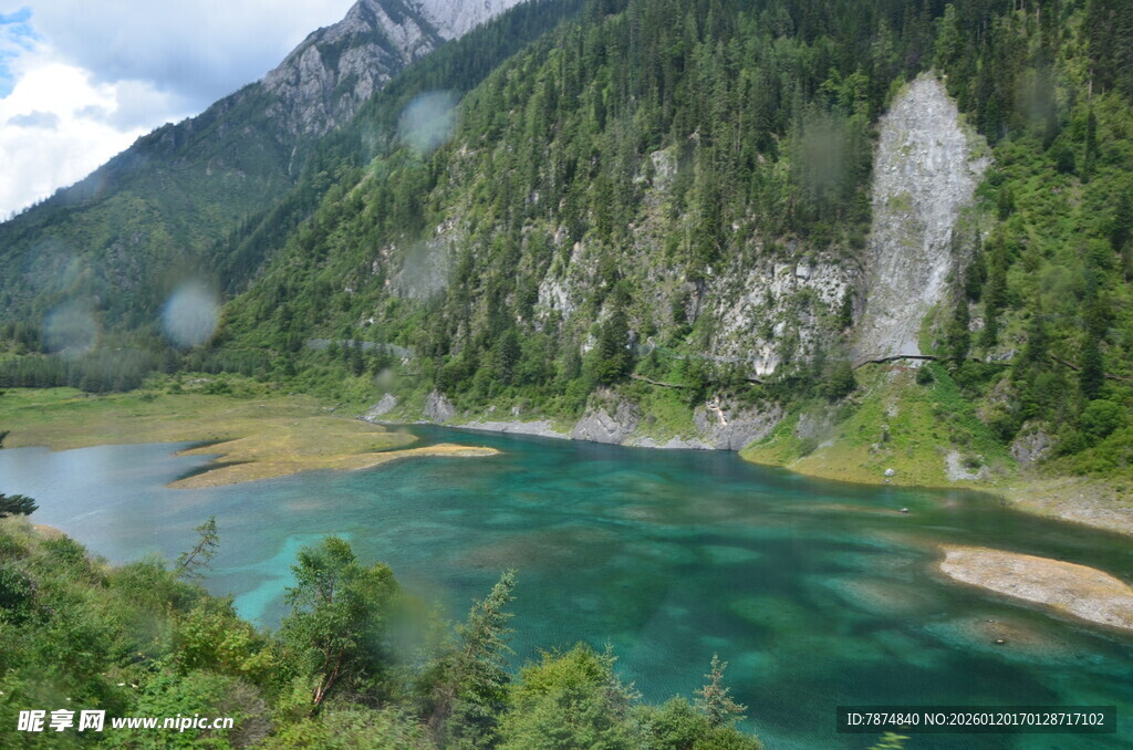 山间碧绿湖泊美景
