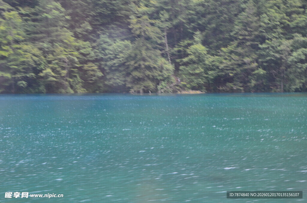 碧绿湖水与葱郁山林